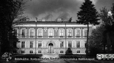 Fotoalbum  tillägnat Professor Torsten Hellman av lärjungarna 1935. Bildtext: "Institutionen".  Medicine studerande på avdelningen för histologi på anatomiska institutionen i Lund. 
Bildkälla stiftelsen Locus Medicus Lundensis och Sydsvenska Medicinhistoriska Sällskapet / SMHS. Fotograf okänd.
Nyckelord: Histologiska avdelningen;Anatomiska Institutionen;Sydsvenska Medicinhistoriska Sällskapet;Medicinska fakulteten i Lund;Locus Medicus Lundensis;Medicine studerande;Lunds universitet