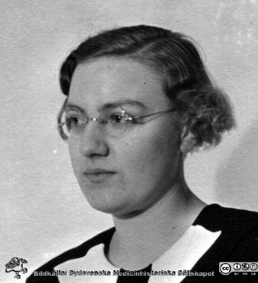 Fotoalbum  tillägnat Professor Torsten Hellman av lärjungarna 1935.
Fotoalbum tillägnat Professor Torsten Hellman av lärjungarna 1935. Bildtext: "Inga Vikbladh.". Medicine studerande på avdelningen för histologi på anatomiska institutionen i Lund. 
Bildkälla stiftelsen Locus Medicus Lundensis och Sydsvenska Medicinhistoriska Sällskapet / SMHS. Fotograf okänd.
Nyckelord: Histologiska avdelningen;Anatomiska Institutionen;Sydsvenska Medicinhistoriska Sällskapet;Medicinska fakulteten i Lund;Locus Medicus Lundensis;Medicine studerande;Lunds universitet;Porträttbild