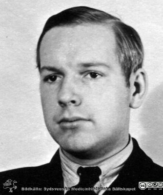 Fotoalbum  tillägnat Professor Torsten Hellman av lärjungarna 1935.
Fotoalbum tillägnat Professor Torsten Hellman av lärjungarna 1935. Bildtext: "Stig Zethræus.". Medicine studerande på avdelningen för histologi på anatomiska institutionen i Lund. 
Bildkälla stiftelsen Locus Medicus Lundensis och Sydsvenska Medicinhistoriska Sällskapet / SMHS. Fotograf okänd.
Nyckelord: Histologiska avdelningen;Anatomiska Institutionen;Sydsvenska Medicinhistoriska Sällskapet;Medicinska fakulteten i Lund;Locus Medicus Lundensis;Medicine studerande;Lunds universitet;Porträttbild