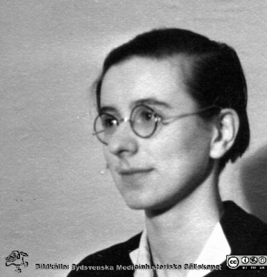 Fotoalbum  tillägnat Professor Torsten Hellman av lärjungarna 1935.
Fotoalbum tillägnat Professor Torsten Hellman av lärjungarna 1935. Bildtext: "Cecilia Stjernquist.". Medicine studerande på avdelningen för histologi på anatomiska institutionen i Lund. 
Bildkälla stiftelsen Locus Medicus Lundensis och Sydsvenska Medicinhistoriska Sällskapet / SMHS. Fotograf okänd.
Nyckelord: Histologiska avdelningen;Anatomiska Institutionen;Sydsvenska Medicinhistoriska Sällskapet;Medicinska fakulteten i Lund;Locus Medicus Lundensis;Medicine studerande;Lunds universitet;Porträttbild