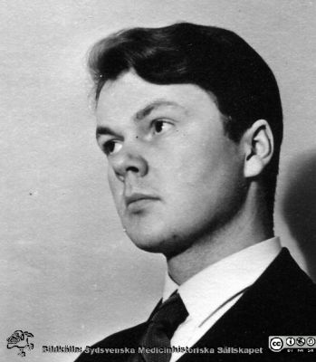 Fotoalbum  tillägnat Professor Torsten Hellman av lärjungarna 1935.
Fotoalbum tillägnat Professor Torsten Hellman av lärjungarna 1935. Bildtext: "Leslie Alm.". Medicine studerande på avdelningen för histologi på anatomiska institutionen i Lund.
Bildkälla stiftelsen Locus Medicus Lundensis och Sydsvenska Medicinhistoriska Sällskapet / SMHS. Fotograf okänd.
Nyckelord: Histologiska avdelningen;Anatomiska Institutionen;Sydsvenska Medicinhistoriska Sällskapet;Medicinska fakulteten i Lund;Locus Medicus Lundensis;Medicine studerande;Lunds universitet;Porträttbild