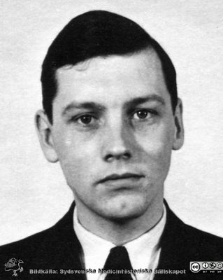 Fotoalbum  tillägnat Professor Torsten Hellman av lärjungarna 1935.
Fotoalbum tillägnat Professor Torsten Hellman av lärjungarna 1935. Bildtext: "Gösta Wahlne..". Medicine studerande på avdelningen för histologi på anatomiska institutionen i Lund. 
Bildkälla stiftelsen Locus Medicus Lundensis och Sydsvenska Medicinhistoriska Sällskapet / SMHS. Fotograf okänd.
Nyckelord: Histologiska avdelningen;Anatomiska Institutionen;Sydsvenska Medicinhistoriska Sällskapet;Medicinska fakulteten i Lund;Locus Medicus Lundensis;Medicine studerande;Lunds universitet;Porträttbild