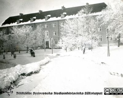 Album SSSH Lund 1927.
Album SSSH Lund 1927, skapat av SSSH-sköterskan "ego", med bilder från sin utbildningstid och senare genom flera decennier. Bilden visar sjuksköterskehemmets söderfasad mot Allhelgonakyrkan i imponerande rimfrostskrud 1927 eller kanske något år senare.
Nyckelord: SSSH;Södra Sveriges Sjuksköterskehem;Huvudbyggnad;Vinter;Lund