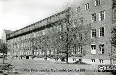 Album SSSH Lund 1927.
Album SSSH Lund 1927, skapat av SSSH-sköterskan "ego", med bilder från sin utbildningstid och senare genom flera decennier. Bilden visar dåvarande ortopediska klinikens söderfasad färdigbyggd 1929 och ombyggd i mitten på 1970-talet.
Nyckelord: SSSH;Södra Sveriges Sjuksköterskehem;Lasarettet i Lund;Fotografiskt vykort