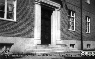 Album SSSH Lund 1927.
Album SSSH Lund 1927, skapat av SSSH-sköterskan "ego", med bilder från sin utbildningstid och senare genom flera decennier. Bildtext: "SSSH. Porten".  Samma foto som i SMHS6823.
Nyckelord: Lasarettet i Lund;Södra Sveriges Sjuksköterskehem;SSSH;Sydsvenska Medicinhistoriska Sällskapet;SMHS