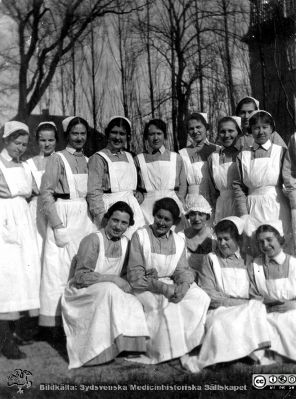 Album SSSH Lund 1927.
Album SSSH Lund 1927, skapat av SSSH-sköterskan "ego", med bilder från sin utbildningstid och senare genom flera decennier. Bildtext: "SSSH. Skolköksavd.". Samma bild som i bildfil SMHS6827.
Nyckelord: Lasarettet i Lund;Södra Sveriges Sjuksköterskehem;SSSH;Sydsvenska Medicinhistoriska Sällskapet;SMHS
