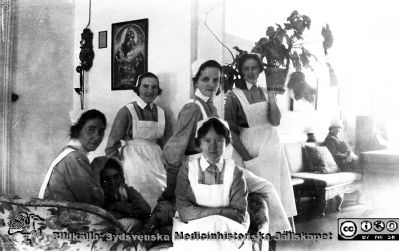 Album SSSH Lund 1927
Album SSSH Lund 1927, skapat av SSSH-sköterskan "ego", med bilder från sin utbildningstid och senare genom flera decennier. Bildtext: "Margit, Astrid S. Gunhild, Ebba, Ingrid, Gussi".
Nyckelord: Lasarettet i Lund;Södra Sveriges Sjuksköterskehem;SSSH;Sydsvenska Medicinhistoriska Sällskapet;SMHS