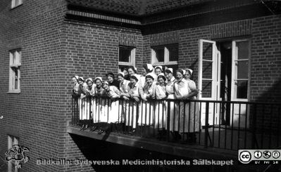 Album SSSH Lund 1927
Album SSSH Lund 1927, skapat av SSSH-sköterskan "ego", med bilder från sin utbildningstid och senare genom flera decennier. Bildtext: "Vårkursen 2026 på en balkong".  Balkongen sitter på norrsidan av SSSH, så fotografen har stått i flygelbyggnaden längs Getingevägen..
Nyckelord: Lasarettet i Lund;Södra Sveriges Sjuksköterskehem;SSSH;Sydsvenska Medicinhistoriska Sällskapet;SMHS