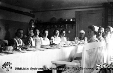 Album SSSH Lund 1927
Album SSSH Lund 1927, skapat av SSSH-sköterskan "ego", med bilder från sin utbildningstid och senare genom flera decennier. Bildtext: "Middag i skolköket".
Nyckelord: Lasarettet i Lund;Södra Sveriges Sjuksköterskehem;SSSH;Sydsvenska Medicinhistoriska Sällskapet;SMHS