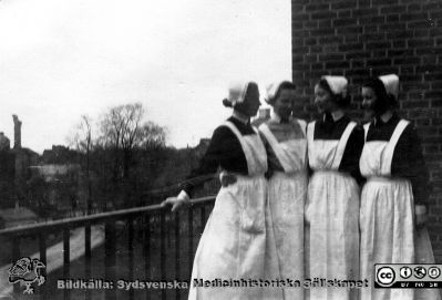 Album SSSH Lund 1927
Album SSSH Lund 1927, skapat av SSSH-sköterskan "ego", med bilder från sin utbildningstid och senare genom flera decennier. Bildtext saknas, men Ester, Ebba och Ego ingår troligen i gruppen".
Nyckelord: Lasarettet i Lund;Södra Sveriges Sjuksköterskehem;SSSH;Sydsvenska Medicinhistoriska Sällskapet;SMHS