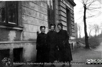 Album SSSH Lund 1927
Album SSSH Lund 1927, skapat av SSSH-sköterskan "Ego", med bilder från sin utbildningstid och senare genom flera decennier. Bildtext saknas men bilden visar tre SSSH-elever i vinterytterkläder. Foto möjligen vid den dåtida barnkliniken i kvarteret Paradis i Lund. 
Nyckelord: Lasarettet i Lund;Södra Sveriges Sjuksköterskehem;SSSH;Sydsvenska Medicinhistoriska Sällskapet;SMHS
