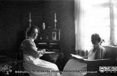 Album SSSH Lund 1927
Album SSSH Lund 1927, skapat av SSSH-sköterskan "ego", med bilder från sin utbildningstid och senare genom flera decennier. Bildtext saknas. Två SSSH-elever i ett elevrum.
Nyckelord: Lasarettet i Lund;Södra Sveriges Sjuksköterskehem;SSSH;Sydsvenska Medicinhistoriska Sällskapet;SMHS