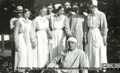 Album SSSH Lund 1927
Album SSSH Lund 1927, skapat av SSSH-sköterskan "ego", med bilder från sin utbildningstid och senare genom flera decennier. Bildtext "På Öronklin MAS 1926" Fem undersköterskor, biträden eller elever och 4 män plus en öronpatient, sittande.
Nyckelord: Lasarettet i Lund;Södra Sveriges Sjuksköterskehem;SSSH;Sydsvenska Medicinhistoriska Sällskapet;SMHS;Malm;ronklinik
