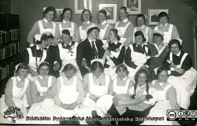 Album SSSH Lund 1927
Album SSSH Lund 1927, skapat av SSSH-sköterskan "ego", med bilder från sin utbildningstid och senare genom flera decennier. Bildtext "Provsysterhippa i Malmö 1927.".  Foto Otto Ohm, Malm
Nyckelord: Lasarettet i Lund;Södra Sveriges Sjuksköterskehem;SSSH;Sydsvenska Medicinhistoriska Sällskapet;SMHS;Malm;ronklinik