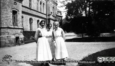 Album SSSH Lund 1927
Album SSSH Lund 1927, skapat av SSSH-sköterskan "ego", med bilder från sin utbildningstid och senare genom flera decennier. Bildtext "Ego, Syster Eva o avd.sköt. S. Ellen L..".  Foto utanför östra fasaden av dåvarande kirurgiska kliniken i Lund
Nyckelord: Lasarettet i Lund;Södra Sveriges Sjuksköterskehem;SSSH;Sydsvenska Medicinhistoriska Sällskapet;SMHS;Kirurgisk klinik