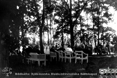 Bild ur fotoalbum SSSH Lund 1927
Album SSSH Lund 1927, skapat av SSSH-sköterskan "ego", med bilder från sin utbildningstid och senare genom flera decennier. Bildtext "Invigningen av Berga i Bjärred." Kaffekalas i strandskogen.. Året var 1933 enligt Hembygdsföreningen i Lomma kommun (URL https://www.hembygd.se/lomma/plats/856/gallery/2005183)
Nyckelord: Lasarettet i Lund;Södra Sveriges Sjuksköterskehem;SSSH;Sydsvenska Medicinhistoriska Sällskapet;SMHS;SSSH-hemmet i Bjärred