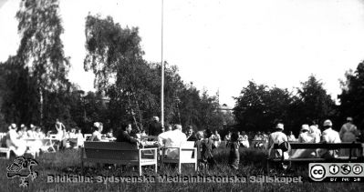 Bild ur fotoalbum SSSH Lund 1927
Album SSSH Lund 1927, skapat av SSSH-sköterskan "Ego", med bilder från sin utbildningstid och senare genom flera decennier. Bildtext "D:r Petrén. Avskedsfest i parken" Troligen vid dr Ebbe Petréns (1878 - 1974) pensionering nära 1943. Han var den ende av alla de många syskonen Petrén från Skånes Halmstad som inte disputerade, men nådde likväl en överläkartjänst vid dåvarande epidemisjukhuset i Malmö (senare infektionskliniken).
Nyckelord: Lasarettet i Lund;Södra Sveriges Sjuksköterskehem;SSSH;Sydsvenska Medicinhistoriska Sällskapet;SMHS;Infektionskliniken;MAS;Malmö Allmänns Sjukhus