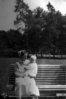 Bild ur fotoalbum SSSH Lund 1927
Album SSSH Lund 1927, skapat av SSSH-sköterskan "Ego", med bilder från sin utbildningstid och senare genom flera decennier. Bildtext "1935. Ego o pat. Avd Q.". Troligen från parken vid Flensburgska barnsjukhuset i Malmö .
Nyckelord: Lasarettet i Lund;Södra Sveriges Sjuksköterskehem;SSSH;Sydsvenska Medicinhistoriska Sällskapet;SMHS;Infektionskliniken;MAS;Malmö Allmänns Sjukhus