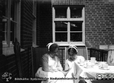 Bild ur fotoalbum SSSH Lund 1927
Album SSSH Lund 1927, skapat av SSSH-sköterskan "Ego", med bilder från sin utbildningstid och senare genom flera decennier. Bildtext "På Kir Ks altan 1929. Foto rimligen taget på dåvarande kirurgiska kliniken i kv. Paradis i Lund.
Nyckelord: Lasarettet i Lund;Södra Sveriges Sjuksköterskehem;SSSH;Sydsvenska Medicinhistoriska Sällskapet;SMHS;Kirurgiska kliniken