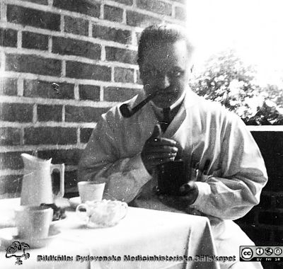 Album SSSH Lund 1927, skapat av SSSH-sköterskan "Ego", med bilder från sin utbildningstid och senare genom flera decennier. Bildtext "Prof. S. Siwe. ". Foto nära 1930. Denne var professor på dåvarande barnkliniken i Lund alldeles invid dåvarande kirurgiska kliniken i kvarterat Paradis i Lund. Det kan inte vara en mobiltelefon han sitter och tittar i, för sådana fanns då inte.
Nyckelord: Lasarettet i Lund;Södra Sveriges Sjuksköterskehem;SSSH;Sydsvenska Medicinhistoriska Sällskapet;SMHS;Barnkliniken