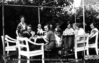 Bild ur fotoalbum SSSH Lund 1927
Album SSSH Lund 1927, skapat av SSSH-sköterskan "Ego", med bilder från sin utbildningstid och senare genom flera decennier. Bildtext "25års jubileum på Berga 1934.". Berga var SSSH:s rekreationshem i Bjärred donerat 1933 av apotekare Montelin i Lund.
Nyckelord: Lasarettet i Lund;Södra Sveriges Sjuksköterskehem;SSSH;Sydsvenska Medicinhistoriska Sällskapet;SMHS;Kirurgiska kliniken