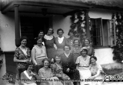 Bild ur fotoalbum SSSH Lund 1927
Album SSSH Lund 1927, skapat av SSSH-sköterskan "Ego", med bilder från sin utbildningstid och senare genom flera decennier. Bildtext "25års jubileum på Berga 1934.". Berga var SSSH:s rekreationshem i Bjärred donerat av apotekare Montelin. Möjligen äf det "Ego" som sitter i mitten i främre raden.
Nyckelord: Lasarettet i Lund;Södra Sveriges Sjuksköterskehem;SSSH;Sydsvenska Medicinhistoriska Sällskapet;SMHS;Kirurgiska kliniken