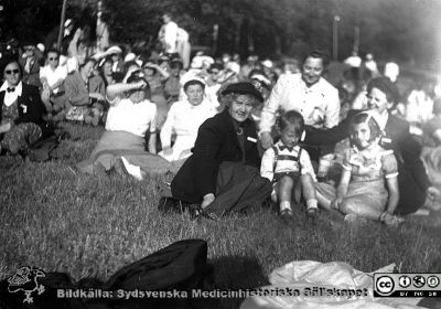Bild ur fotoalbum SSSH Lund 1927
Album SSSH Lund 1927, skapat av SSSH-sköterskan "Ego", med bilder från sin utbildningstid och senare genom flera decennier. Bildtext "I Rehnströmska sjukhusets park, Göteborg.". Inga personnamn angivna. Renströmska (i nutida stavning) sjukhuset var ursprungligen ett sanatorium strax öster om den ursprungliga staden. Foto kanske på 1950-talet.
Nyckelord: Lasarettet i Lund;Södra Sveriges Sjuksköterskehem;SSSH;Sydsvenska Medicinhistoriska Sällskapet;SMHS;Göteborg