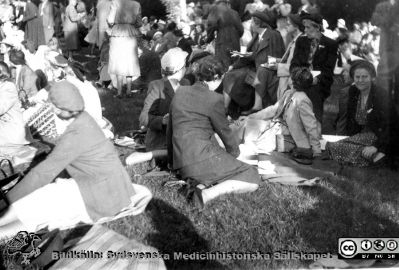 Bild ur fotoalbum SSSH Lund 1927
Album SSSH Lund 1927, skapat av SSSH-sköterskan "Ego", med bilder från sin utbildningstid och senare genom flera decennier. Bildtext "I Rehnströmska sjukhusets park, Göteborg.". Inga personnamn angivna. Renströmska (i nutida stavning) sjukhuset var ursprungligen ett sanatorium strax öster om den ursprungliga staden. Foto kanske på 1950-talet.
Nyckelord: Lasarettet i Lund;Södra Sveriges Sjuksköterskehem;SSSH;Sydsvenska Medicinhistoriska Sällskapet;SMHS;Göteborg