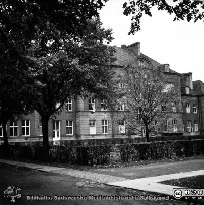 Bild ur fotoalbum SSSH Lund 1927
Album SSSH Lund 1927, skapat av SSSH-sköterskan "Ego", med bilder från sin utbildningstid och senare genom flera decennier. Bildtext "B I i sommartid." Dvs infektionsklinikens hus B i Malmö med avdelning B I där "Ego tydligen arbetade. Foto troligen i mitten på 1930-talet.
Nyckelord: Lasarettet i Lund;Södra Sveriges Sjuksköterskehem;SSSH;Sydsvenska Medicinhistoriska Sällskapet;SMHS;Infektionskliniken;MAS;Malmö Allmänna Sjukhus