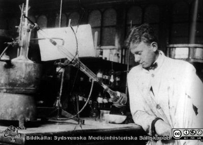 Jörgen Lehmann (1898 - 1989) i ett kemiskt laboratorium.
Jörgen Lehmann (1898 - 1989) i ett kemiskt laboratorium på okänd ort. Bildkälla Johan Wennerberg  Utredning av honom och Berndt Ehinger 2021 talar emot Ferrosan som plats för fotografering. Platsen är 21-04-04 fortsatt okänd.
Nyckelord: Kemist;Medicinsk;PAS;Tbc;Laboratoriebänk;Laboratorium;Destillation