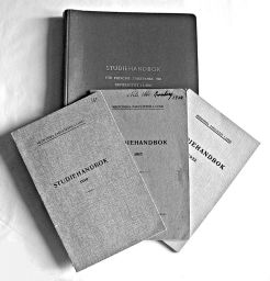 Filnamn=Studiehandbocker-12-red_Cpg.jpg
Filstorlek=168KiB
Dimensioner=984x1024
Uppladdade datum=05 Feb 2020 Studiehandbocker-12-red_Cpg.jpg