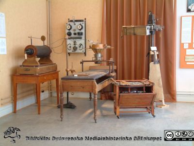 Medicinhistoriska museet i Lund 2006
Utställning av röntgenutrustning från 1900-talets första år, huvudsakligen från Lasarettet i Lund. Foto 2006
Nyckelord: 2006; Medicinhistoriskt; Museum; St Lars; Lund; Röntgen; Stativ; Bord; Undersökningsbord; Utställning; Panel; Spole; Ruhmkorff; Trokoskop