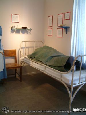 Utställning av patientsäng från Vipeholm sjukhus i Lund
Medicinhistoriska museet på St Lars i Lund. Foto 2006. Utställning om Vipeholm sjukhus i Lund. En patientsäng.
Nyckelord: 2006;Medicinhistoriskt;Museum;St Lars;Lund;Vipeholm;Sjukhus;Patientsäng;Säng