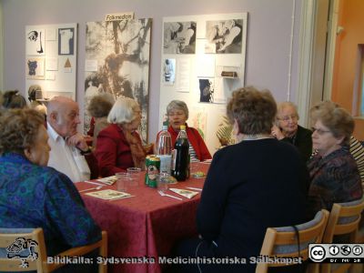 Värdkaffe år 2006 strax innan Medicinhistoriska Museet i Lund stängdes.
Medicinhistoriska Museet på St Lars-området i Lund. Gemensam kaffestund med museivärdarna år 2006 strax innan museet stängdes. Gustaf Arfwidsson i ljusgrå skjorta till vänster i bild.
Nyckelord: Gustaf; Arfwidsson; 2006; Medicinhistoriskt; Museum; St Lars; Lund; Värdkaffe