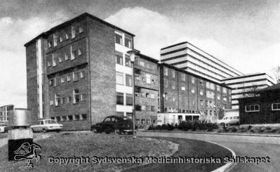 Radiologiska kliniken från väster i mitten på 1960-talet.
Radiologiska kliniken - jubileumskliniken - efter om- och tillbyggnaden 1963-65. I bakgrunden centralblocket. Ur Flaum 1968. 
Nyckelord: Lasarett;Lund;Universitetssjukhus;Radiologi;Radiologisk;Jubileumsklinik;Klinik;1965;Centralblock;Flaum;Exteriör