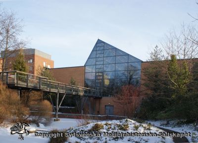 Strålbehandlingsavdelningen från väster
Alwallhuset (fd barnkliniken) och Kampradhuset i bakgrunden till vänster. Universitetssjukhuset i Lund. Januari 2010.
Nyckelord: Strålbehandling;Onkologi;Onkologisk;Klinik;Lund;Alwall;Kamprad;Alwallhuset;Kampradhuset;2010;Lasarettet;Universitetssjukhuset;SUS;USiL