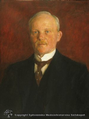 Albin Dalén
Professor, ögonkliniken, Serafimerlasarettet i Stockholm. Oljemålning av E. Stenberg 1926, sedermera på St Eriks Ögonsjukhus, Stockholm. Foto Maud Leindal.
Nyckelord: Albin;Dalén;Ögonklinik;Oftalmologi;Oftalmiatrik;Serafimerlasarettet;Oljemålning;Stenberg;St Erik;Ögonsjukhus;Stockholm;Maud;Leindal;Professor