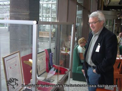 Försök år 2007 att intressera sjukhuschefen Bent Christensen för en medicinhistorisk utställning
Sjukhuschefen Bent Christensen vid den tillfälliga glasmonter som ställdes upp i entréhallen 2007-0618 för att visa honom hur det kuinde se ut. Han förblev dessvärre ointresserad av medicinens historia.
Nyckelord: 2007;Bent;Christensen;Sjukhuschef;USiL;Lund;Glasmonter;Monter;Entr