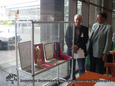 Försök år 2007 att intressera sjukhuschefen Bent Christensen för en medicinhistorisk utställning
Sjukhuschefen Bent Christensen tillsammans med SMHS' ordförande, Berndt Ehinger, vid den tillfälliga glasmonter som ställdes upp i entréhallen 2007-0618 för att visa sjukhuschefen hur det kuinde se ut. Denne förblev dessvärre ointresserad av medicinens historia.
Nyckelord: 2007;Bent;Christensen;Sjukhuschef;USiL;Lund;Glasmonter;Berndt;Ehinger;Monter;Entr