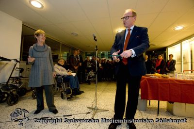 Invigning av smakprovsutställning vid entréhallen på centralblocket i Lund 2009
Regionrådet Rolf Tufvesson klipper 2009-10-27 bandet vid invigningen av den medicinhistoriska utställningen vid entréhallen på Universitetssjukhuset i Lund. Lillian Andersson assisterar.
Nyckelord: Medicinhistoriskt;USiL;Lasarettet;Universitetssjukhuset;Lund;2009;Lund;Rolf;Tufvesson;Lillian;Andersson;Utställning