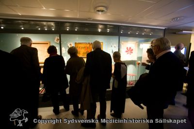 Invigning av smakprovsutställning vid entréhallen på centralblocket i Lund 2009
Från invigningen av den medicinhistoriska utställningen vid entréhallen på Universitetssjukhuset i Lund. Åskådarna beundrar St-Larsutställningen.
Nyckelord: Medicinhistoriskt;USiL;Lasarettet;Universitetssjukhuset;Lund;2009;Utställning