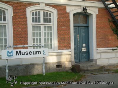 Medicinhistoriska museet i Lund 2006.
Ingången till medicinhistoriska museet på St Lars i Lund, på husets gavel.
