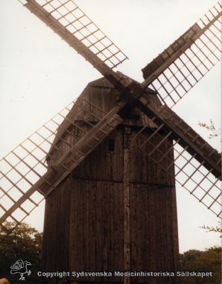 Vipemöllan, nu på Kulturens Östarp i Lund
Ur en bildserie från ett besök på Vipeholmsmöllan den 9 oktober 1980, då flyttad till Kulturens Östarp. 
Nyckelord: Kapsel 14;Vipeholm;Mölla;Kvarn;Kulturen;Östarp;1980