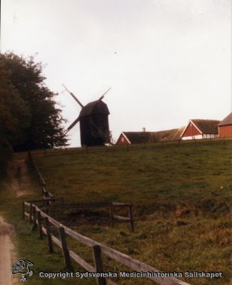 Vipemöllan, nu på Kulturens Östarp i Lund
Ur en bildserie från ett besök på Vipeholmsmöllan den 9 oktober 1980, då flyttad till Kulturens Östarp. 
Nyckelord: Kapsel 14;Vipemöllan;Vipeholm;Mölla;Kvarn;Kulturen;Östarp;1980