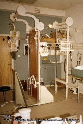 Stativ för undersökning av stående patient, typ Forssellstativ, om än i senare tids tappning
Röntgenavdelning II, 1955-1969.
Nyckelord: Röntgen;Röntgenavdelning;Undersökning;Stående;Forssell;Stativ