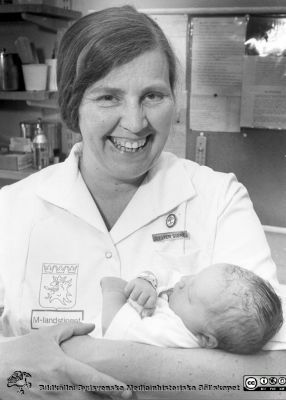 Barnmorskan Signe Jansson, Ystad
Omonterat fotografi i Sydsvenska Medicinhistoriska Sällskapets samling. Påskrifter: "Gynekologi. Obstetrik. . Foto Österlenbild. Box 2, 271 00 Ystad".
Barnmorskan Syster Signe införde i Ystad en ny typ av bemötande och omvårdnad om den födande kvinnan och hennes man, och lasarettet blev riksbekant för detta.
Nyckelord: Obstetrik;Barnmorska;Signe;Jansson;Ystad;Syster Signe;Foto;Omonterat;Kapsel 08