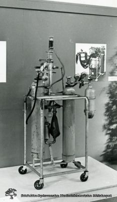Anestesiapparat från mitten av 1900-talet, på någon utställning
Fotografi monterat på pappskiva. Påskrift med handstil: "Anestesi".
Nyckelord: Anestesi;Narkosapparat;Narkos;1900-talet;Utställning;Foto;Monterat;Kapsel 08