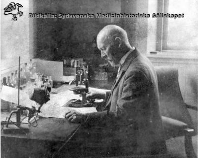 Prof John Forssman (1868-1947), Forssman-antigenets fader
Professor i Lund i allmän patologi, bakteriologi och allmän hälsovård vid Lunds universitet. 1900 extra ordinarie professor i allmän patologi, bakteriologi och allmän hälsovård. Ledamot i Fysiografiska sällskapet i Lund 1902,  1920 ledamot av Kungliga Vetenskapsakademien.
Nyckelord: Professor;John;Forssman;Antigen;Patologi;Bakteriologi;Allmän;Hälsovård
