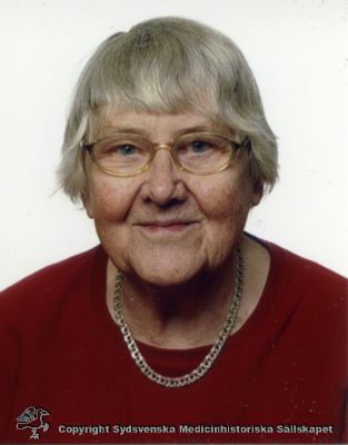 Greta Roslund c:a 2009
Greta Roslund. Foto 2010 eller något år före. Hedersledamot i Sydsvenska Medicinhistoriska Sällskapet. Dess kassaförvaltare sedan många år. Tidigare apotekare i Malmö.
Nyckelord: SMHS;Hedersledamot;Greta;Roslund;Apotekare;Kassaförvaltare