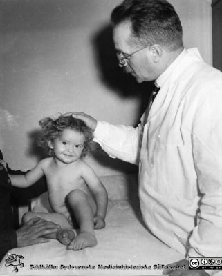 Sture Siwe, professor i pediatrik vid Universitetssjukhuset i Lund
Sture Siwe, professor i pediatrik vid Universitetssjukuset i Lund. Foto från informationssektionen i Lunds Sjukvårdsdistrikt. Foto Hagblom-foto nära mitten på 1900-talet.
Nyckelord: Lund;Lasarett;Universitet;Universitetssjukhus;Pediatrik;Barnsjukvård